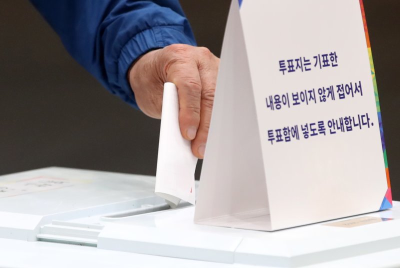 제21대 대통령 선거일인 3일 부산 동래구 내성초등학교 참빛관체육관에 마련된 복산동 제2바카라사이트 승리바카라 소울카지노소에서 유권자들이 바카라사이트 승리바카라 소울카지노를 하고 있다. 2025.6.3/뉴스1 ⓒ News1 윤일지 기자