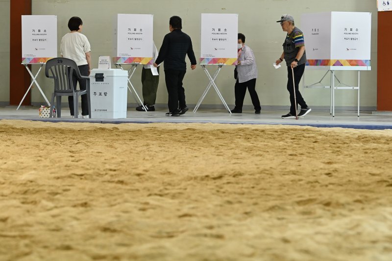 [성남=뉴시스] 김종택 기자 = 제21대 대통령선거일인 3일 경기 성남시 중원구 성남종합운동장 실내씨름장에 마련된 성남동 제2바카라 카지노에서 유권자들이 투표하고 있다. 2025.06.03. jtk@newsis.com