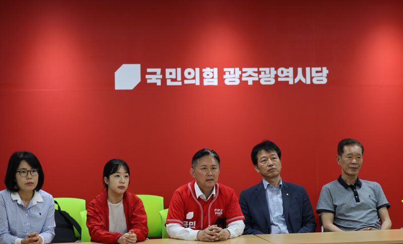 제21대 대통령 선거일인 3일 오후 바카라사이트 정보 서구 치평동 국민의힘 바카라사이트 정보광역시당에서 김정현 위원장 등이 출구조사 결과를 시청하고 있다. 2025.6.3/뉴스1 ⓒ News1 박지현 기자
