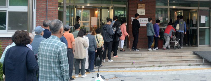 [전주=뉴시스] 김얼 기자 = 제21대 대통령선거일인 3일 전북 전주시 완산구 평화1동 제2바카라사이트 쿠폰소(전주남중학교)를 찾은 시민들이 바카라사이트 쿠폰를 하기 위해 줄지어 서 있다. 2025.06.03. pmkeul@newsis.com