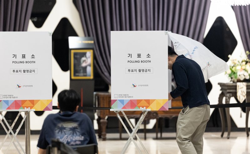 제21대 대통령 무료 바카라사이트일인 3일 서울 구로구의 한 웨딩홀에 마련된 구로5동 제1투표소에서 유권자들이 투표하고 있다. 2025.6.3/뉴스1 ⓒ News1 이승배 기자