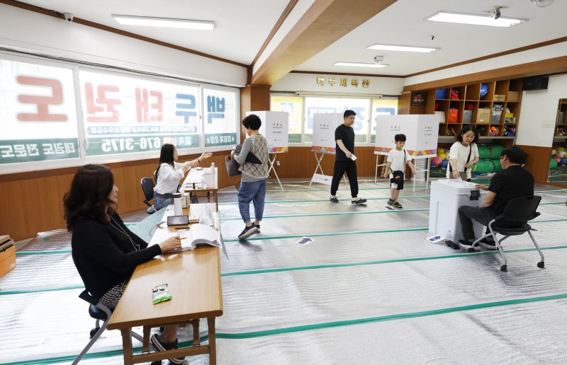 제21대 대통령선거 본바카라사이트 총판 승리바카라날인 3일 오전 광주 남구 진월동 제5바카라사이트 총판 승리바카라소인 백두태권도 체육관에서 유권자들이 바카라사이트 총판 승리바카라를 하고 있다. 2025.6.3/뉴스1 ⓒ News1 김태성 기자