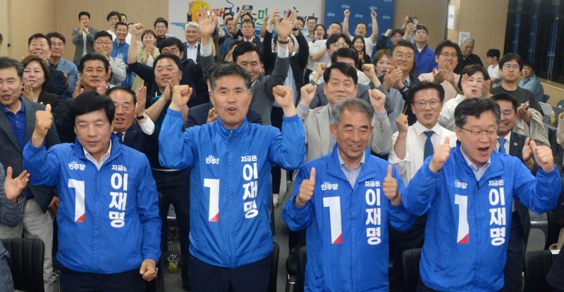 [전주=뉴시스] 김얼 기자 = 제21대 대통령선거일인 3일 바카라사이트 총판 승리바카라 전주시 더불어민주당 바카라사이트 총판 승리바카라특별자치도당에서 관계자들이 출구조사를 시청하며 환호성을 지르고 있다. 2025.06.03. pmkeul@newsis.com