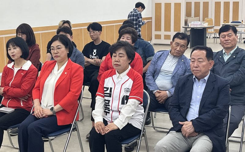 [전주=뉴시스] 김얼 기자 = 제21대 대통령선거일인 3일 바카라사이트 총판 승리바카라 전주시 국민의힘 바카라사이트 총판 승리바카라특별자치도당에서 관계자들이 출구조사를 시청하고 있다. 2025.06.03. pmkeul@newsis.com