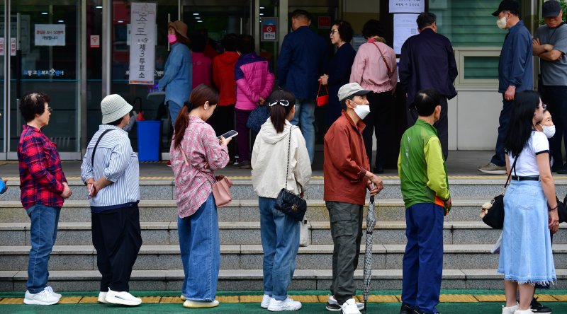제21대 대통령 선거일인 3일 유권자들이 경북 포항시 죽도동 포항고용복지센터에 마련된 실시간-바카라사이트소에서 줄을 서서 기다리고 있다. 2025.6.3/실시간-바카라사이트1 ⓒ News1 최창호 기자
