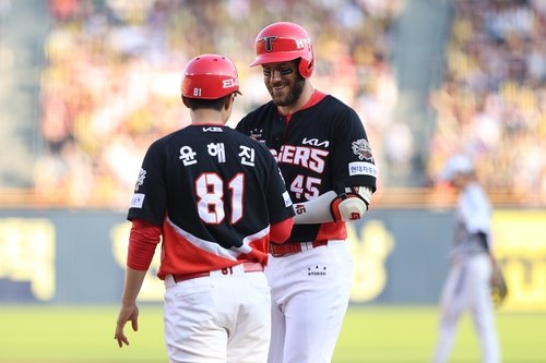 3일 두산 전에서 안타를 치고 나간 KIA 위즈덤(오른쪽) (출처=연합뉴스)