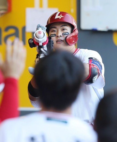 1회 시즌 7호 홈런을 친 SSG 고명준의 세리머니 (출처=연합뉴스)