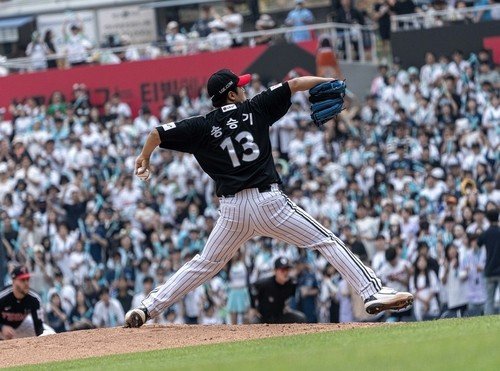 6이닝 무실점으로 호투한 LG 선발 송승기 (출처=연합뉴스)