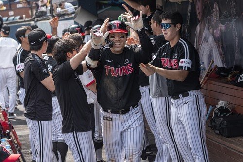 홈런을 치고 동료 축하를 받는 LG 김현수 (출처=연합뉴스)