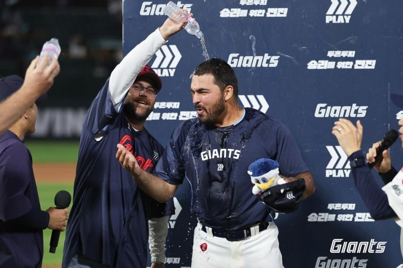 KBO리그 데뷔 첫 승리를 따낸 롯데 알렉 감보아 (출처=연합뉴스)