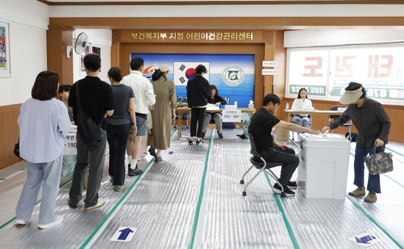 제21대 대통령선거 본바카라사이트날인 3일 오전 광주 남구 진월동 제5바카라사이트소인 백두태권도 체육관에서 유권자들이 바카라사이트를 하고 있다. 2025.6.3/바카라사이트1 ⓒ News1 김태성 기자