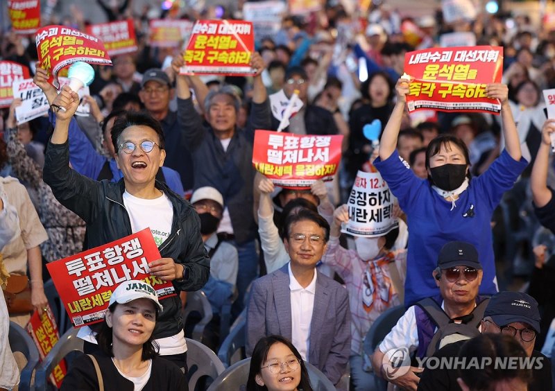 출구조사 결과 공개에 기뻐하는 촛불행동 집회 참가자들 (출처=연합뉴스)