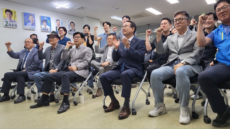 [세종=뉴시스] 송승화 기자 = 3일 세종시 아름동 더불어민주당 바카라사이트 카지노판에 모인 강준현 국회의원과 당원들이 출구조사 예측 결과에 만족한 듯 환호를 하고 있다. 2025.06.03. ssong1007@newsis.com *재판매 및 DB 금지