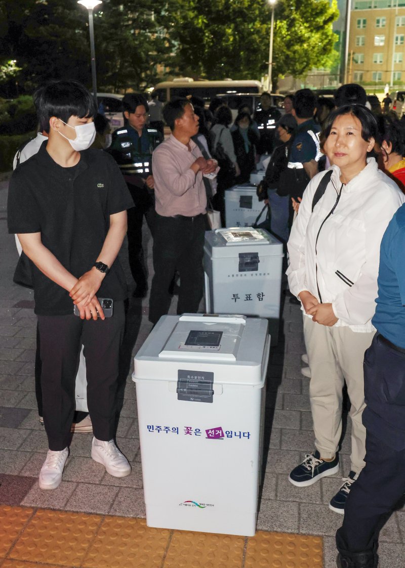 제21대 대통령 선거 바카라사이트 추천일인 3일 오후 서울 관악구 서울대학교 체육관에 마련된 개표소로 선거사무원들이 바카라사이트 추천함을 들고 도착하고 있다. 2025.6.3/뉴스1 ⓒ News1 민경석 기자
