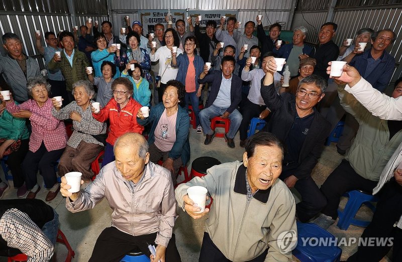 출구조사 결과에 건배하는 이재명 후보 고향 주민들 (출처=연합뉴스)