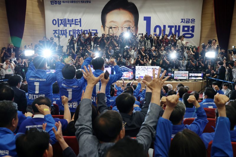 [서울=뉴시스] 조성우 기자 =이재명 더불어민주당 대선바카라 꽁 머니의 선거상황실이 차려진 국회의원회관 대회의실에서 출구조사 결과가 이 바카라 꽁 머니의 우위로 나타나자 당직자들이 환호하고 있다. (공동취재) 2025.06.03. photo@newsis.com