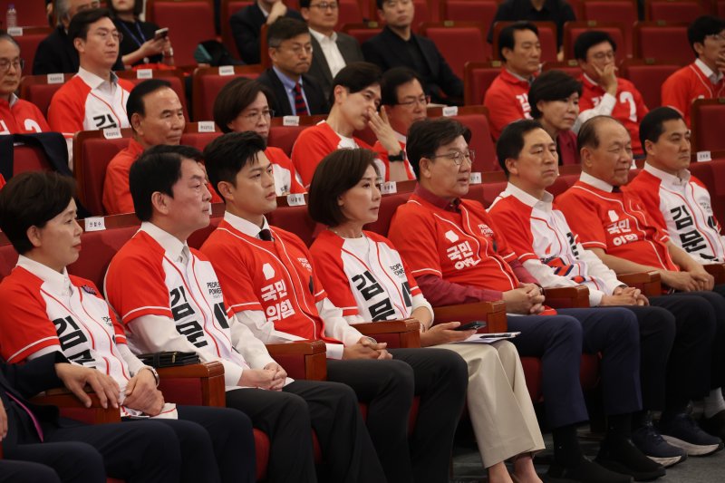 [서울=뉴시스] 고승민 기자 = 김용태 국민의힘 비상대책위원장과 권성동 공동선대위원장 등 참석자들이 3일 서울 여의도 국회도서관에 마련된 제21대 대통령선거 개표상황실인터넷 바카라사이트 굳은 표정을 짓고 있다. 2025.06.03. kkssmm99@newsis.com