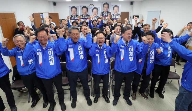 21대 대통령 선거일인 3일 더불어민주당 충북도당 당사에서 이광희 총괄선대위원장과 이강일·이연희·송재봉 공동선대위원장 등 당직자들이 출구무료 바카라 게임 결과를 시청하며 환호하고 있다. 2025.6.3/무료 바카라 게임1 ⓒ News1 김용빈 기자