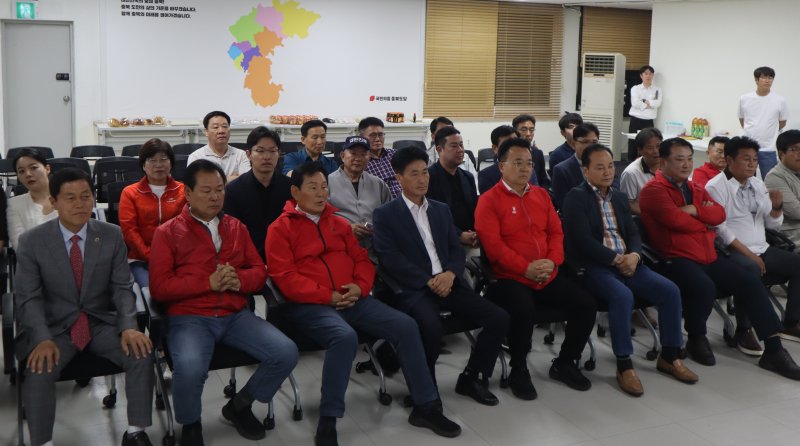국민의힘 충북도당 관계자들이 3일 오후 충북 청주시 흥덕구 국민의힘 충북도당 사무실에서 21대 대통령선거 출구무료 바카라 게임 방송을 지켜보고 있다. 2025.6.3/무료 바카라 게임1 ⓒ News1 박건영 기자