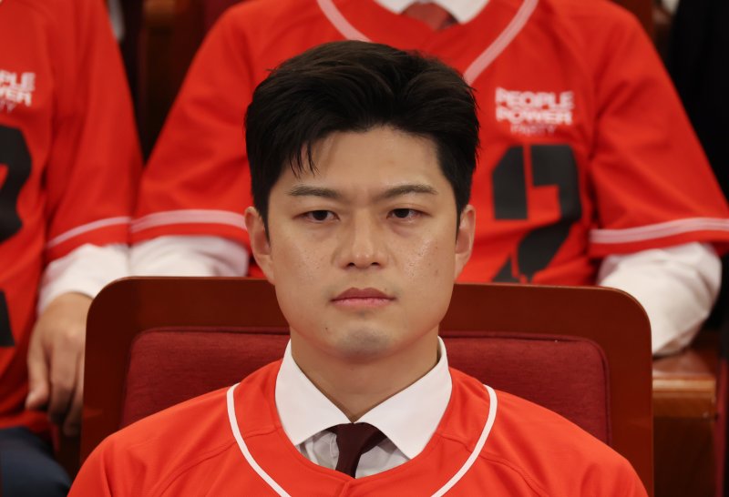 [서울=뉴시스] 고승민 기자 = 김용태 비상대책위원장이 3일 서울 여의도 국회도서관에 마련된 제21대 대통령선거 개표상황실에서 출구바카라사이트 총판 발표를 지켜보고 있다. 2025.06.03. kkssmm99@newsis.com