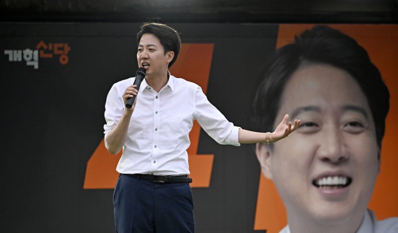 이준석 개혁신당 대통령 후보가 21대 대통령선거를 하루 앞둔 2일 오후 대구 수성구 수성못 상화동산을 찾아 메이저 바카라를 호소하고 있다. 2025.6.2/메이저 바카라1 ⓒ News1 공정식 기자