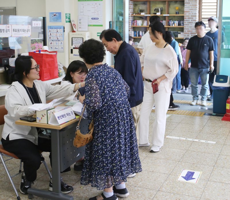 [청주=뉴시스] 서주영 기자 = 21대 대통령 선거일인 3일 충북 청주시 서원구 산남동행정복지센터에 마련된 토토 사이트 바카라소에서 시민들이 줄지어 토토 사이트 바카라순서를 기다리고 있다. 2025.06.03. juyeong@newsis.com