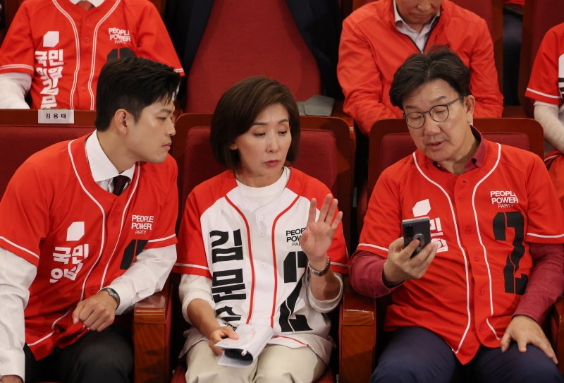 [서울=뉴시스] 고승민 기자 = 국민의힘 김용태 비상대책위원장과 권성동, 나경원 공동선대위원장 등 참석자들이 3일 서울 여의도 국회도서관에 마련된 제21대 대통령선거 개표상황실에서 메이저 바카라사이트 발표 후 스마트폰으로 무언가를 보고 있다. 2025.06.03. kkssmm99@newsis.com
