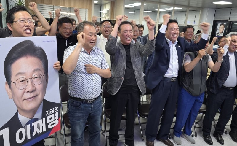 3일 대통령 선거 메이저 바카라 조사가 발표되자 민주당 문진석 의원 사무실에 모인 지지자들이 환호하고 있다. /메이저 바카라1 이시우 기자