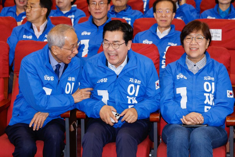 [서울=뉴시스] 조성우 기자 = 윤여준, 박찬대 진짜 대한민국 선거대책위원회 상임총괄선대위원장, 정은경 총괄선대위원장이 3일 오후 서울 여의도 국회 의원회관에 마련된 제21대 대통령선거 개표상황실에서 방송사 출구라이브스코어 바카라사이트 결과를 보며 기뻐하고 있다. (공동취재) 2025.06.03. photo@newsis.com