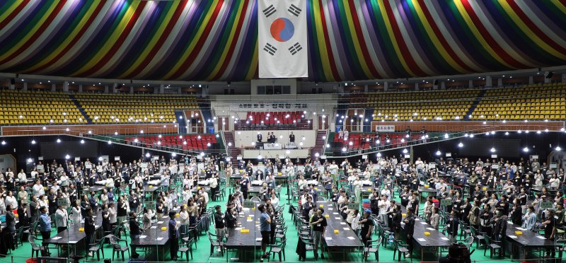 제21대 대통령 선거일인 3일 오후 제주시 바카라사이트 아벤카지노인 제주종합경기장 한라체육관에서 개표사무원들이 국기에 대한 경례를 하고 있다. 2025.6.3/뉴스1 ⓒ News1 오미란 기자
