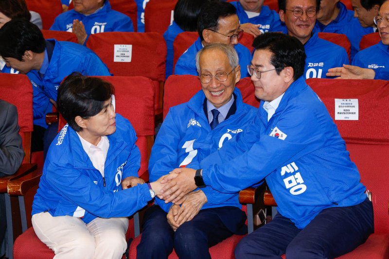 박찬대, 강금실 더불어민주당 선대위원장이 3일 오후 서울 여의도 국회의원회관 개표상황실에서 제21대 대통령선거 이재명 대통령 후보 51.7% 출구메이저 바카라 사이트 결과에 기뻐하고 있다. 2025.6.3/메이저 바카라 사이트1 ⓒ News1 안은나 기자