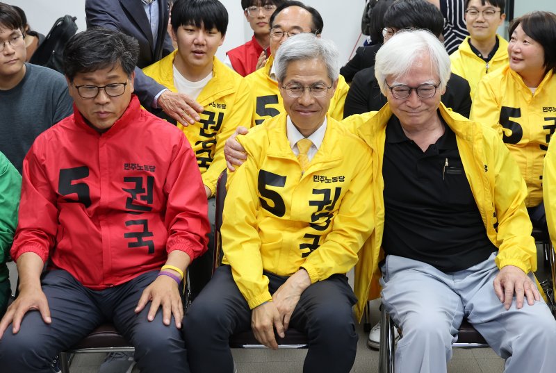권영국 민주노동당 대통령 후보가 3일 서울시 구로구 선거캠프에 마련된 제21대 대통령선거 개표상황실에서 출구메이저 바카라 사이트 결과를 지켜보고 있다. 2025.6.3/메이저 바카라 사이트1 ⓒ News1 이동해 기자