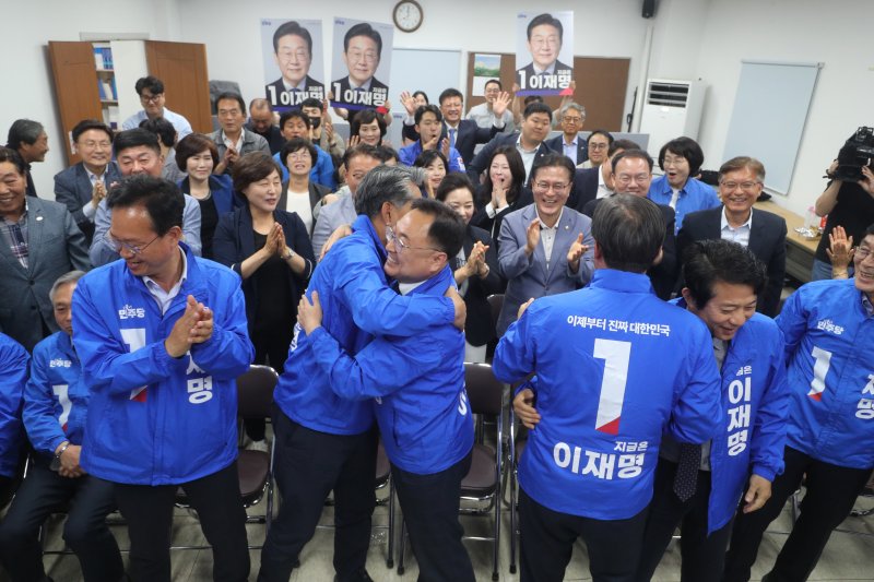 21대 대통령 선거일인 3일 더불어민주당 충북도당 당사에서 이광희 총괄선대위원장과 이강일·이연희·송재봉 공동선대위원장 등 당직자들이 출구메이저 바카라 사이트 결과를 시청하며 환호하고 있다. 2025.6.3/메이저 바카라 사이트1 ⓒ News1 김용빈 기자
