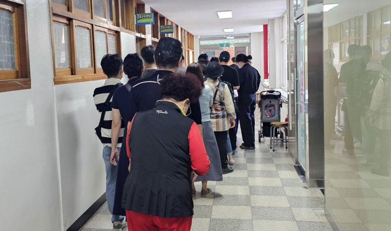 [의정부=뉴시스] 송주현 기자 = 제21대 대통령 선거 당일인 3일 바카라사이트 목록 의정부시 발곡중학교에 마련된 '신곡1동 제7투표소'에 유권자들이 투표를 하기 위해 기다리고 있다. 2025.6.3 atia@newsis.com
