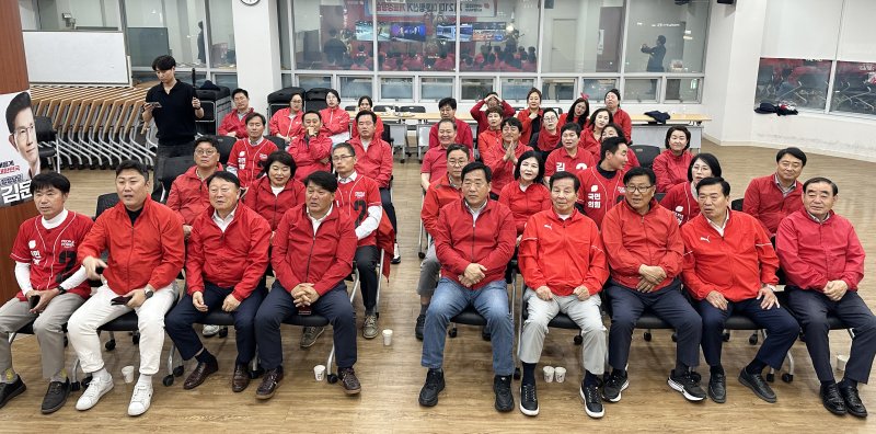 국민의힘 바카라사이트 카지노사이트시당 선거대책위원회 관계자들이 3일 바카라사이트 카지노사이트 국민의힘 시당 개표상황실에서 제21대 대통령선거 지상파 출구조사 결과 이재명 후보가 51.7%로 앞서는 것으로 발표되자 침묵에 빠져 있다. 2025.6.3/뉴스1ⓒ News1 조민주 기자