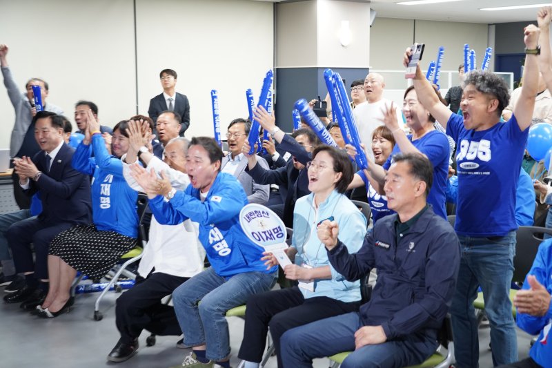 [창원=뉴시스] 강경국 기자 = 3일 오후 바카라사이트 벳위즈 창원시 의창구 더불어민주당 바카라사이트 벳위즈도당 민주홀에서 지상파 방송 3사의 제21대 대통령 선거 출구조사 결과가 발표되자 송순호, 김두관, 정진용, 이병하, 박혜경, 박봉열, 이원희 상임선대위원장과 당직자들이 환호를 하고 있다. (사진=민주당 제공). 2025.06.03. photo@newsis.com *재판매 및 DB 금지