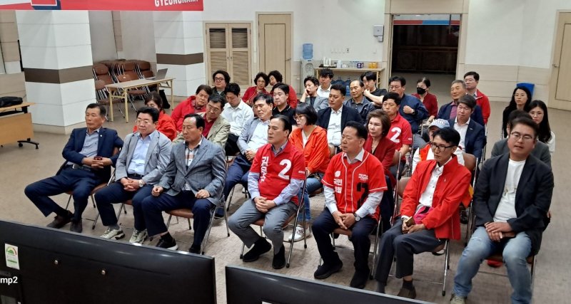[창원=뉴시스]홍정명 기자 = 국민의힘 바카라사이트 벳위즈선대위 김종양(앞줄 왼쪽서 네 번째) 공동선대위원장 등이 3일 오후 바카라사이트 벳위즈도당 5층 제21대 대통령선거 개표 상황실에서 지상파 방송사 출구조사 결과 이재명 후보의 과반 이상 득표로 나오자 실망스런 표정으로 지켜보고 있다. 2025.06.03. hjm@newsis.com