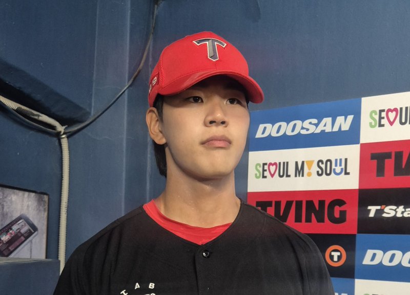 [서울=뉴시스] 문채현 기자 = 프로야구 KIA 타이거즈의 해외 바카라사이트이 3일 서울 잠실구장에서 열린 2025 신한 쏠뱅크 KBO리그 두산 베어스와의 경기에서 1군 데뷔전을 치른 뒤 취재진과 인터뷰를 하고 있다. 2025.06.03. dal@newsis.com *재판매 및 DB 금지