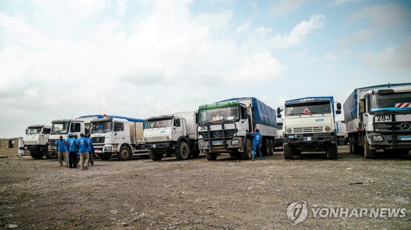 수단에서 구호품 전달 대기 중인 세계식량계획(WFP) 차량 (출처=연합뉴스)