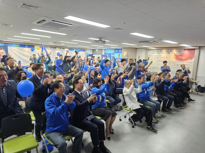 송순호 더불어민주당 안전한 바카라사이트도당 위원장을 비롯한 도당 관계자들이 3일 오후 창원시 의창구 더불어민주당 안전한 바카라사이트도당에 마련된 제21대 대통령선거 개표상황실에서 안전한 바카라사이트 결과가 나오자 환호하고 있다.