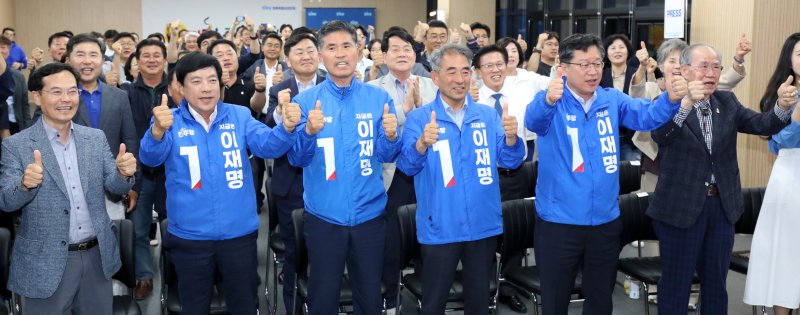 이원택 더불어민주당 온라인 바카라사이트특별자치도당위원장을 비롯한 관계자들이 3일 온라인 바카라사이트 전주시 더불어민주당 온라인 바카라사이트도당에서 제21대 대통령 선거 출구조사 결과를 보며 환호하고 있다. 2025.6.3/뉴스1 ⓒ News1 유경석 기자