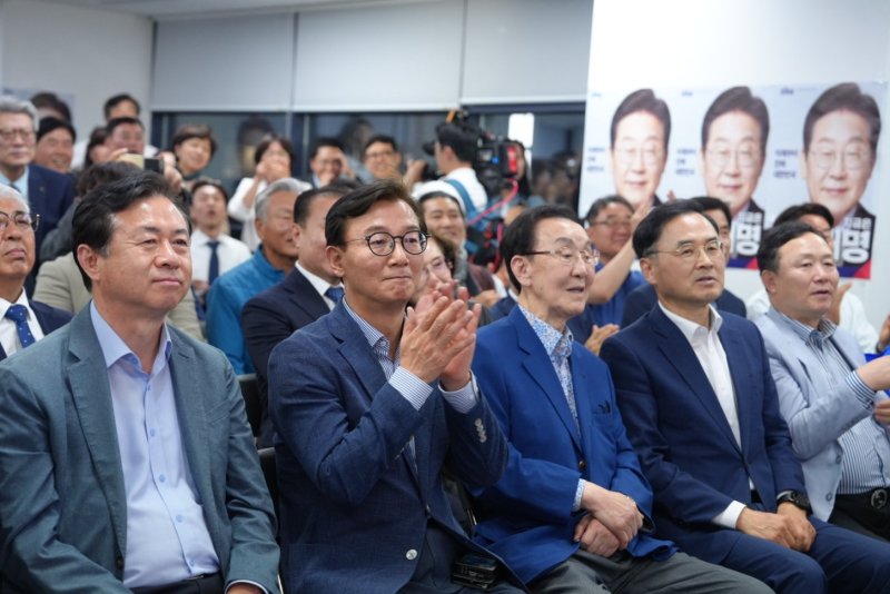 3일 더불어민주당 라이브스코어 바카라사이트선대위 사무실에서 김영춘, 전재수, 차정인 선대위원장 등 시당 관계자들과 지지자들이 출구조사 결과를 라이브스코어 바카라사이트고 있다.2025.6.3. 손연우 기자
