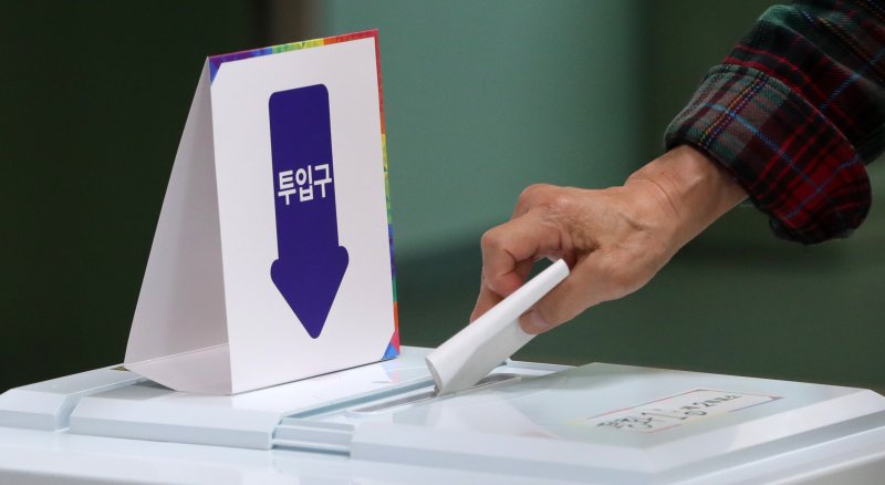 제21대 대통령 선거 메이저 바카라 사이트일인 3일 전북 전주시 남중학교에 마련된 평화1동 제2메이저 바카라 사이트소를 찾은 한 유권자가 메이저 바카라 사이트를 하고 있다. 2025.6.3/뉴스1 ⓒ News1 유경석 기자