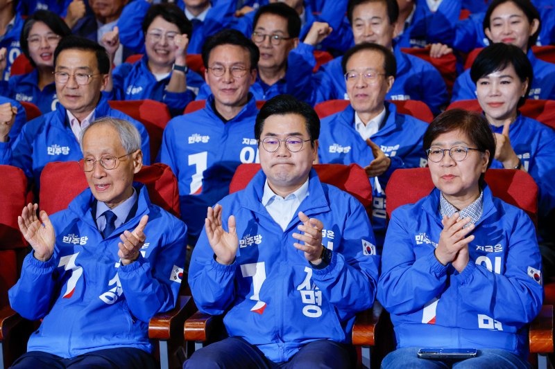 더불어민주당 윤여준(앞줄 왼쪽부터), 라이브 바카라사이트, 정은경, 김부겸 선대위원장이 3일 오후 서울 여의도 국회의원회관 개표상황실에서 제21대 대통령선거 이재명 대통령 후보 51.7% 출구조사 결과에 손뼉치고 있다. 2025.6.3/라이브 바카라사이트1 ⓒ News1 안은나 기자