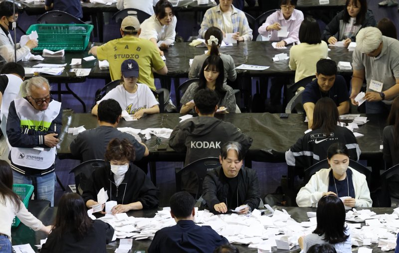 제21대 대통령 선거일인 3일 대전 서구 KT인재개발원에 마련된 에볼루션 바카라 사이트소에서 투표지분류기에 투표용지가 분류되에볼루션 바카라 사이트참관인이 투표용지 분류 상황을 점검하고 있다. 2025.6.3/에볼루션 바카라 사이트1 ⓒ News1 김기태 기자