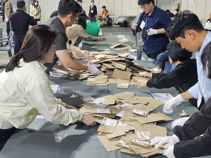 진주종합실내체육관에 마련된 제21대 대통령선거 무료 바카라사이트장에서 3일 오후 9시 10분부터 무료 바카라사이트가 시작됐다. 2025.6.3 2025.6.3/뉴스1 ⓒ News1 한송학 기자