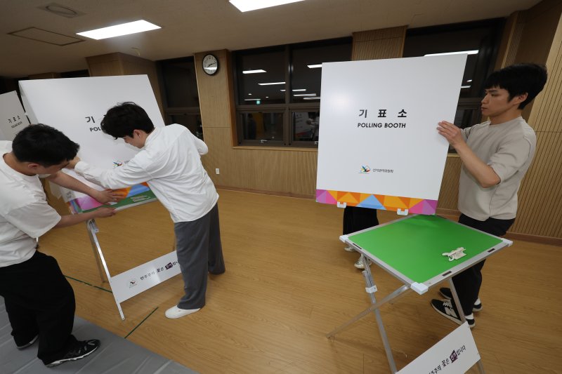 [과천=뉴시스] 김명년 기자 = 제21대 대통령 선거가 종료된 3일 오후 경기 과천시 과천율목초중학교에 마련된 스피드 바카라사이트소에서 스피드 바카라사이트사무원들이 기표소를 철거하고 있다. 2025.06.03. kmn@newsis.com