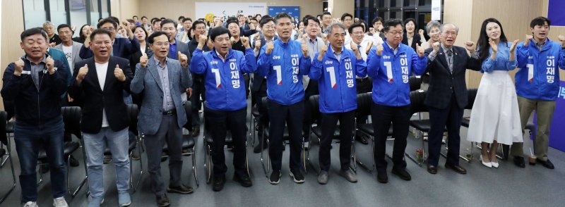 이원택 더불어민주당 전북특별자치도당위원장을 비롯한 관계자들이 3일 전북 전주시 더불어민주당 메이저 바카라사이트 장난감에서 제21대 대통령 선거 출구조사 결과를 보며 환호하고 있다. 2025.6.3/뉴스1 ⓒ News1 유경석 기자