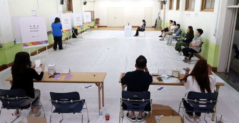 [서울=뉴시스] 추상철 기자 = 제21대 대통령선거일인 3일 오후 서울 중구 장충초등학교에 마련된 다산동 제2메이저 바카라사이트 굿모닝소가 한산한 모습을 보이고 있다. 2025.06.03. scchoo@newsis.com