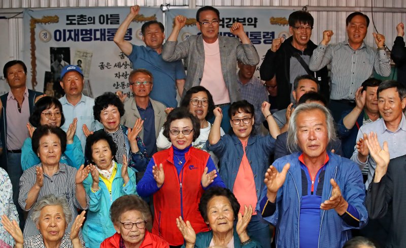 3일 오후 이재명 더불어민주당 대통령 후보의 고향인 경북 안동시 예안면 도촌리 경로당에 모여여 출구조사 결과를 지켜던 인터넷 바카라이 이재명 후보가 앞선다는 소식에 환호성을 터뜨리고 있다. 2025.6.3/뉴스1 ⓒ News1 공정식 기자
